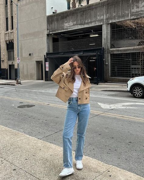 Cropped Trench Coat Outfit 2023, Style With Short Trench Coat, Spring Outfits Coat, Daily Winter Outfits Casual, Fall Outfit Styling, Styling Cropped Trench Coat, Spring Outfits Trench Coat, Coat Inspo Outfit, Cropped Peacoat Outfit