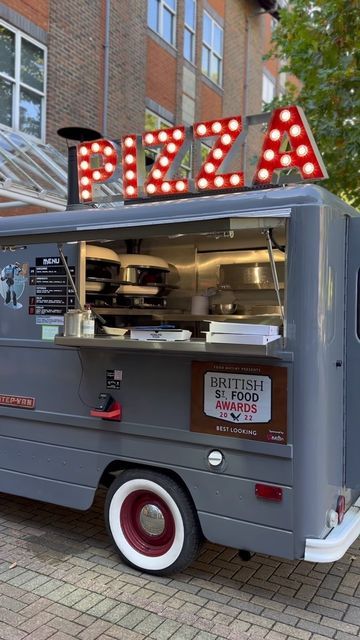 Pizza Trailer Design, Pizza Oven Food Truck, Mobile Pizza Oven Trailers, Pizza Trailer Ideas, Pizza Truck Ideas, Pizza Food Truck Ideas, Foodtrucks Ideas Food, Retro Food Truck, Pizza Farm