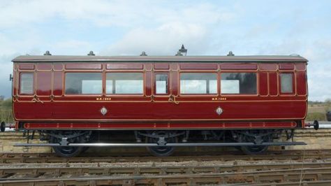 Restored carriage exterior Old Train Carriage, 1800s Train, Train Side View, Fantasy Train, Victorian Train, Steampunk Train, Train Carriage, Old Train Station, Railway Museum