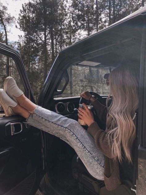 Jeep Wrangler Aesthetic Fall, Jeep Poses Photo Ideas, Jeep Instagram Pics, Jeep Wrangler Photoshoot, Jeep Photoshoot Ideas, Jeep Wrangler Aesthetic, Jeep Couple, Poses Car, Jeep Photoshoot