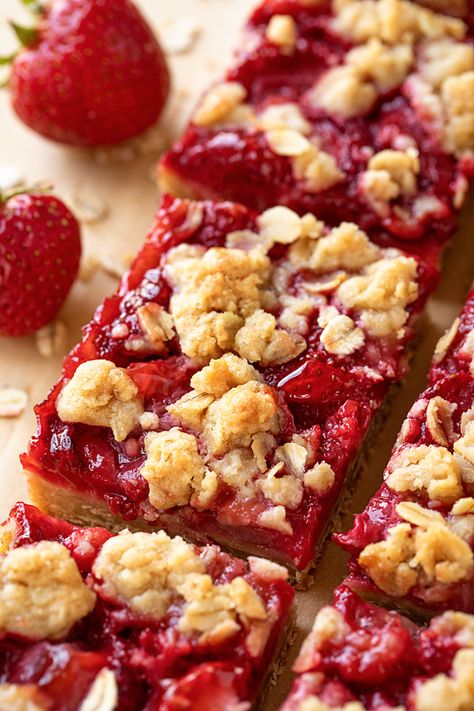 Rhubarb Buckle, Best Oatmeal Recipe, Raspberry Crumble Bars, Easy Strawberry Desserts, Cherry Pie Bars, Strawberry Oatmeal Bars, Strawberry Crumble, Strawberry Bars, Strawberry Crisp