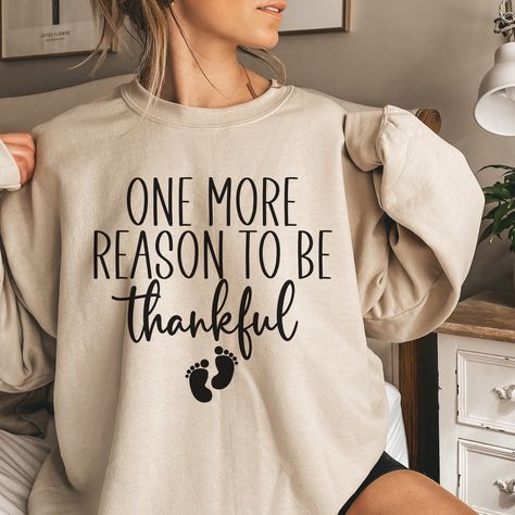 Announce your joyful news with style this Thanksgiving season! Our "One More Reason to be Thankful" pregnancy announcement sweatshirt is the perfect way to share your excitement with family and friends.  ⭐️CUSTOM: Because this sweatshirts are custom personalized order we do not accept returns.⭐️ ⭐️ SWEATSHIRT ⭐️ * Unisex heavy blend Gildan crewneck sweatshirt * 50% Cotton 50% Polyester * Medium-heavy fabric (8.0 oz/yd² (271.25 g/m * Loose fit * Sewn in label * Runs true to size ⭐️ SIZING ⭐️ * Sw Thanks Giving Pregnancy Announcements, Blended Family Pregnancy Announcement, Pregnancy Announcement To Friends, Pregnancy Announcement Thanksgiving, Thanksgiving Baby Announcement, Nice Animals, Pregnancy Announcement Pictures, Fall Baby Announcement, Pregnancy Announcement Family