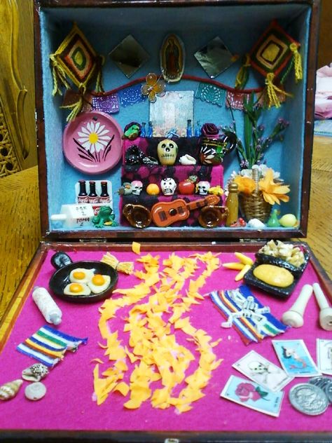 Krafting with Kathi Kraftyzales: Day of the Dead Altar in a Cigar Box Make An Altar, Dia De Los Muertos Crafts Ideas, Shoebox Project, Box Altar, Day Of The Dead Altar, Den Mrtvých, Shrines Box, Mexico Day Of The Dead, Mini Altar