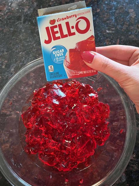 Once you learn How To Make Jello From A Box, you'll love having a quick & fun treat that you can make at any time! The flavor is totally up to you. And the best part? You can prep it in advance for the ultimate easy dessert or side dish. Baked Panko Chicken, Finger Jello, Grilled Bell Peppers, How To Make Jello, Jello Flavors, Jello Cups, Microwave Fudge, Dump Cake Pumpkin, Ground Beef And Potatoes