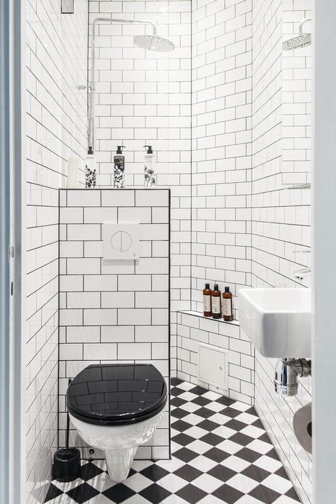 Small Bathroom Design Ideas + How To Make A Bathroom Look Bigger — THE NORDROOM Tiny House Bathroom, Big Bathrooms, Tiny Bathrooms, Apartment Bathroom, Trendy Bathroom, Small Bathroom Design, Bathroom Layout, Bathroom Design Small, Small Bathroom Decor