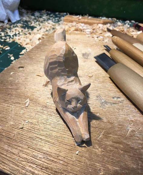 Wooden Carving, Cat Sculpture, Arte Inspo, Clay Art Projects, Wood Carving Art, Whittling, Wood Sculpture, Drawing Tips, 귀여운 동물