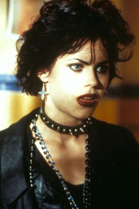 Due to the emergence of Goth in music bands. It inspired some movies to add these dark flavors to their movies. A new character to the screen has been born he is the Goth Archetype which is defined by his unique fashion style and personality. Movie Witches, 90s Halloween Movies, Uk Icon, Fairuza Balk, Nancy Downs, Chicas Punk Rock, The Craft Movie, Cultura Punk, Grafika Vintage