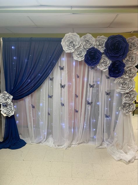 Navy Blue Quinceanera Backdrop, Quinceanera Royal Blue Decoration, Quince Backdrop Ideas Blue, Diy Quinceanera Ideas, Royal Blue And Silver Party Decorations, Backdrop Curtain Ideas, Quince Backdrop Ideas, Diy Quinceanera Decorations, Blue Quinceanera Theme