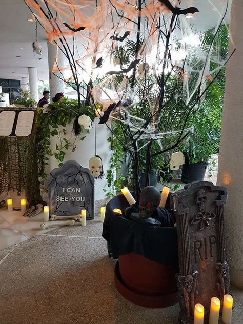 Restaurant Halloween Decorations, Restaurant Halloween Decor, Halloween Restaurant Decorations, Halloween Restaurant, Bar Decorations, Halloween Decor Ideas, Haunted Halloween, Halloween Table, Halloween Haunt