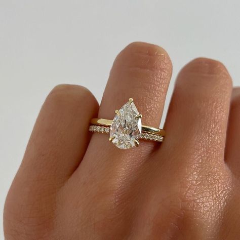 Solitaire Engagement Ring Set, Pretty Engagement Rings, Solitaire Engagement Ring Settings, Pear Wedding Ring, Anniversary Rings For Her, Pear Diamond Engagement Ring, Cute Engagement Rings, Future Engagement Rings, Pear Shaped Engagement Rings