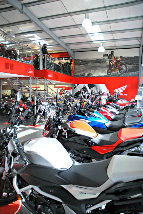 Yamaha Showroom, Motorcycle Store, Motorcycle Workshop, Cool Dirt Bikes, Motos Honda, Motorcycle Decor, Motorcycle Dirt Bike, Motorcycle Shop, Pokemon Wallpaper