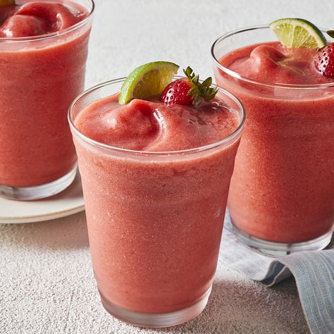 Virgin Strawberry Margarita, Pregnant Summer, Margarita Mocktail, Strawberry Margaritas, Strawberry Margarita Recipe, Strawberry Drink, Frozen Drink Recipes, Virgin Drinks, Daiquiri Recipe