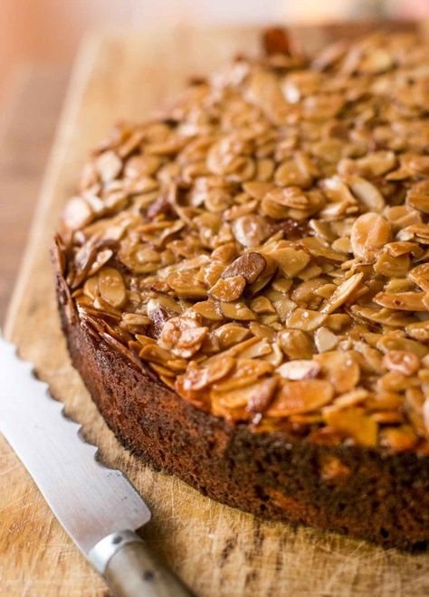 Caramelized Almond Cake - moist cake topped with crunchy salted almonds! Swedish Almond Tart, Almond Caramel Cake, Toasted Almond Cake, Swedish Almond Cake Recipe, Best Ever Cake, Caramelized Almonds, Almond Torte, Almond Caramel, Almond Tart