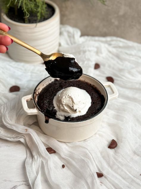 Single Serve Chocolate Cake, Chocolate Cake For One, Fudge Chocolate Cake, Single Serve Dessert Recipes, Night Cravings, Fudge Chocolate, Chocolate Pudding Cake, Late Night Cravings, Molten Lava Cakes