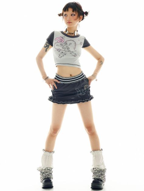 Pose Mannequin, 1990 Style, 2000s Japanese Fashion, People Poses, Female Pose Reference, Body Reference Poses, Poses References, Cool Poses, Pose Reference Photo