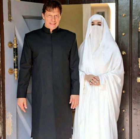 PM Imran Khan with his Veiled wife madam bushra ❤❤ Imran Khan Wife, Bushra Bibi, Imran Khan Wedding, Imran Khan Pakistan, Pakistan Culture, Sajid Khan, Beautiful Pakistan, Pakistan Travel, Pakistan Zindabad