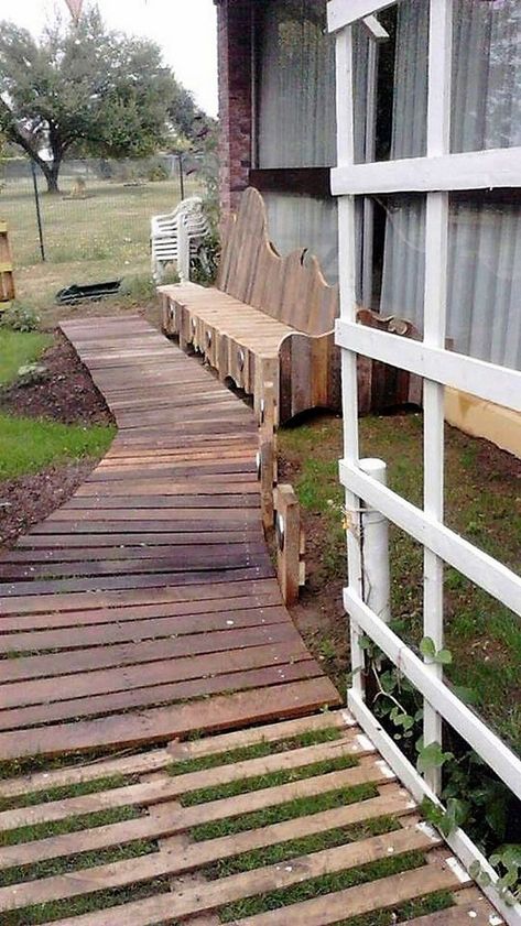 Wood Pallet Walkway, Pallet Walkway, Patio Vibes, Building Steps, Cottage Backyard, Wood Walkway, Types Of Bricks, Outdoor Walkway, Backyard Garden Layout