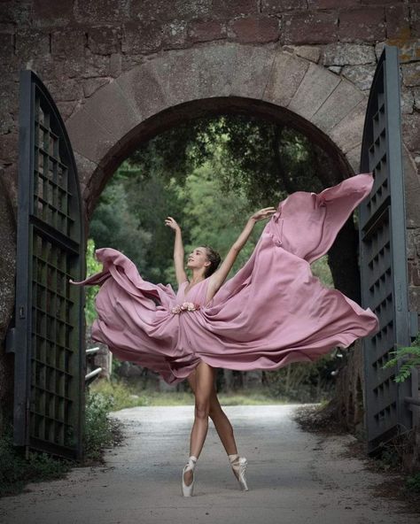 En Pointe Photography, Kid Dancer Photoshoot, Ballet Dancer Photoshoot, Dance Senior Pictures Pointe, Ballet Pictures Poses Photo Ideas, Pointe Shoe Pictures, Pointe Pictures Poses, Ballet Photoshoot Ideas, Senior Dance Picture Ideas