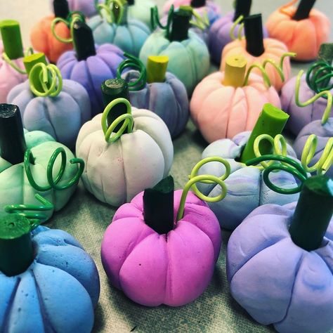 🎨lauralee chambers on Instagram: “Pumpkins!! @crayola model magic and crayon stems!! the best... #pumpkins #pumpkinseason #pumpkinpatch #handbuilt #kidsclay” Halloween Art Lessons, Crayola Model Magic, 3d Art Projects, Model Magic, Kids Clay, Broken Crayons, Fun Halloween Crafts, Pumpkin Projects, Easy Art Projects