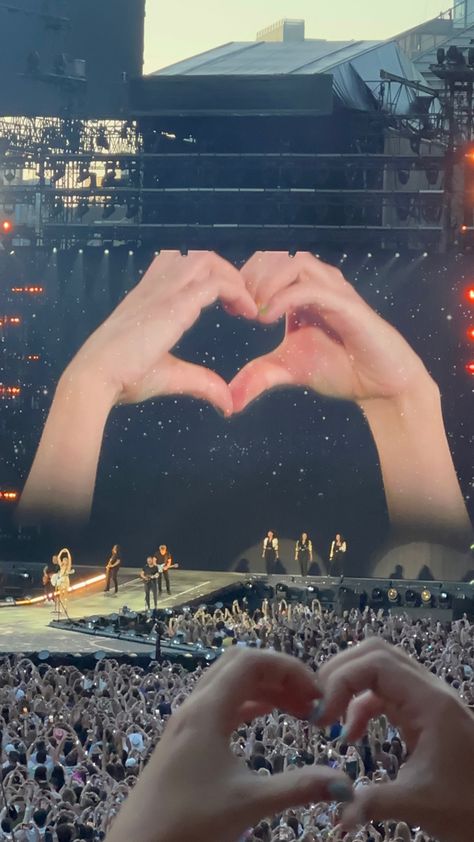 Hand Heart Taylor Swift, Taylor Swift Heart Hands Eras Tour, Taylor Swift Fearless Heart, Taylor Swift Heart Hands, Taylor Swift Heart, Taylor Swift Room, Fearless Heart, Eras Tour Concert, Hand Wallpaper