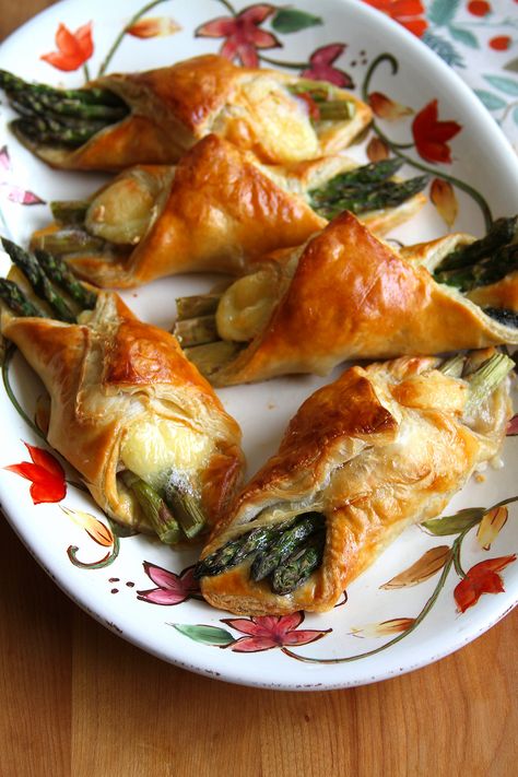 Brie, Asparagus and Prosciutto Pastries – A Cup of Sugar … A Pinch of Salt Brie Asparagus, Asparagus And Prosciutto, Blanched Asparagus, Asparagus Appetizer, Prosciutto Asparagus, Brie Puff Pastry, Prosciutto Wrapped Asparagus, Butter Honey, Frozen Puff Pastry