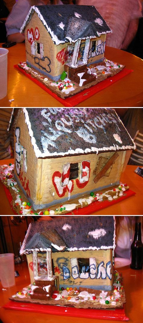 Getto gingerbread house . LoL Gingerbread Crackhouse, Homemade Gingerbread House, Party Quotes Funny, Gingerbread House Parties, Gingerbread House Designs, House Funny, Gingerbread House Decorations, Christmas Gingerbread House, Crazy Funny Pictures