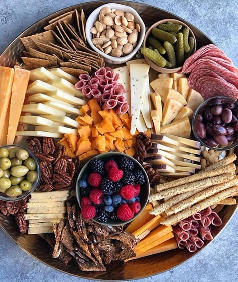 Cheeseboard Recipe, Sommer Mad, Charcuterie Cheese Board, Charcuterie Ideas, Charcuterie Platter, Charcuterie Inspiration, Charcuterie Board Ideas, Charcuterie Cheese, Food Boards