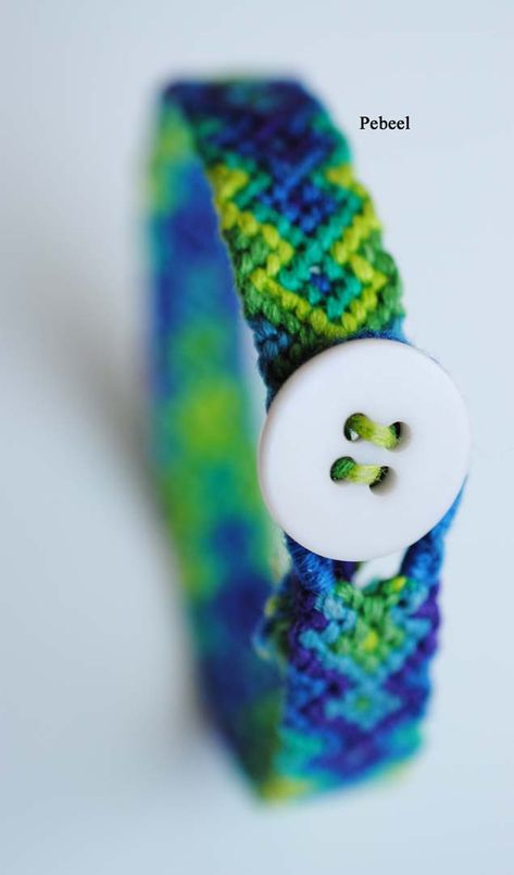 Friendship Bracelet Closure, Artsy Jewelry, Bracelet Friendship, How To Make Buttons, A Bracelet, A Button, Colorful Bracelets, Friendship Bracelet Patterns, Embroidery Thread