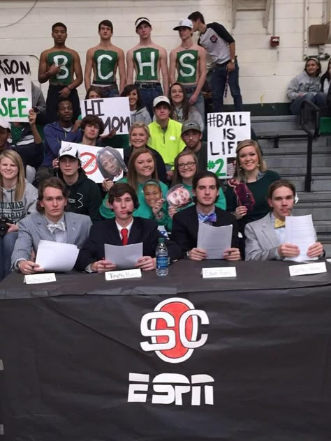 High school student sections get creative for games Pep Rally Themes, Rally Idea, Pep Club, Leadership Classes, High School Games, Student Section, School Spirit Week, School Spirit Days, Theme Nights