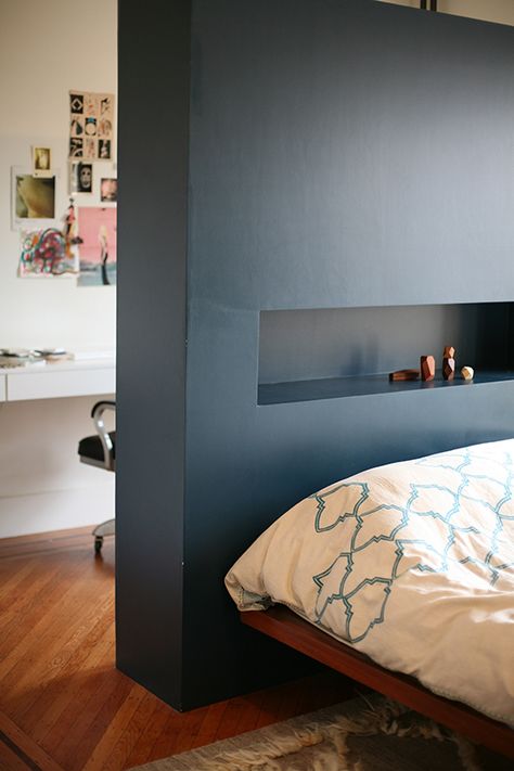 Headboard as room divider between bedroom and office space (rear of headboard functions as a bookcase) Headboard Ideas Diy, Divider Headboard, Chinese Room Divider, Wall Behind Bed, Pallet Room, Fake Walls, Room Divider Headboard, Temporary Room Dividers, Closet Ikea