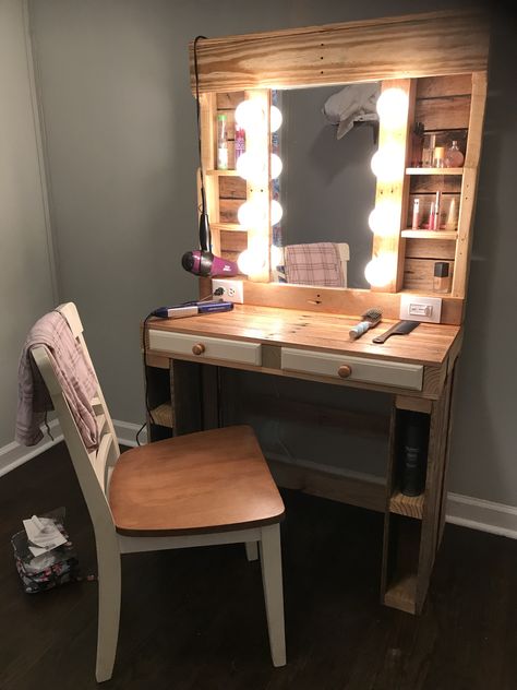 Diy Vanities For Bedrooms, Diy Make Up Vanity Wood, Pallet Wood Vanity, Diy Western Makeup Vanity, Pallet Makeup Vanity Diy, Diy Makeup Vanity Homemade Wood, Pallet Vanity Makeup, Pallet Vanity Diy, Pallet Makeup Vanity