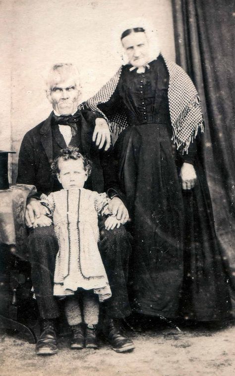 Creepy Picture + more old pics - The Age of Uncertainty: Almost Lost Forever Creepy Old Pictures, Vintage Bizarre, Creepy Old Photos, Louis Daguerre, Images Terrifiantes, Halloween Fotos, Vintage Foto's, Creepy Vintage, Creepy Photos