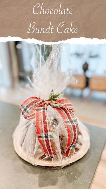 How To Wrap A Bundt Cake Gift Ideas, Christmas Gift Cake, Christmas Bundt Cake, Baked Sweets, Homemade Gift Ideas, Chocolate Bundt, Cake Wraps, Mini Bundt Cakes, Chocolate Bundt Cake