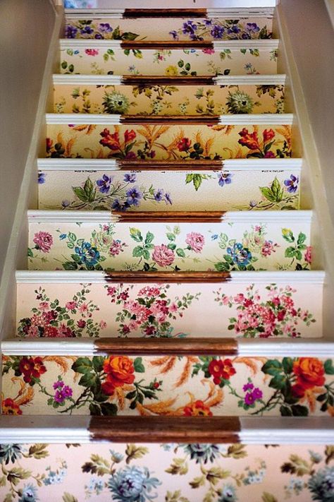 stairs with vintage wallpaper Wallpaper Stairs, Floral Wallpapers, Diy Staircase, Stair Decor, Deco Originale, Stair Risers, Weekend Projects, Stairway To Heaven, Vintage Wallpaper