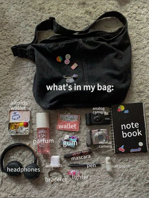 Grunge Whats In My Bag, What To Keep In Your Bag, Whats In My Bag Grunge, Tumblr Girly Aesthetic Grunge, In Bag Aesthetic, What To Put In Your Purse, Bag Accessories Aesthetic, Grunge Essentials, What's In My Bag Aesthetic