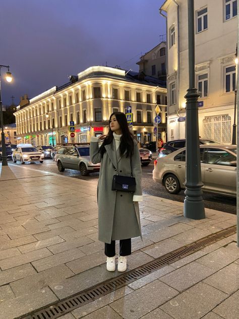 Outfits With Overcoat, Outfit Ideas With Grey Coat, Asian Trench Coat Outfit, Grey Dress Coat Outfit, Light Grey Long Coat Outfit, Long Wool Coat Outfit Casual, Trench Coat Outfit Gray, Grey Coat Outfit Aesthetic, Long Gray Coat Outfit Winter