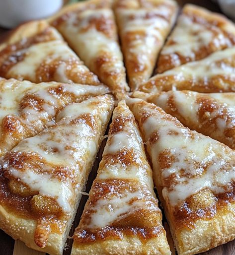 Cinnamon-Sugar Pizza Made with Crescent Rolls Cinnamon Sugar Crescent Rolls, Pizza Dough Cinnamon Rolls, Easy Dessert Pizza, Cinnamon Sugar Desserts, Lemonade Pie Recipe, Dessert Pizza Recipes, Crescent Roll Pizza, Friends Recipes, Fruit Toppings