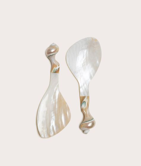 Gohar World introduces our highly anticipated serve-ware. Serve up something special with these large mother pearl joined spoons. Set of two Gohar World, Time Craft, Arts And Crafts House, Bean Pot, Decorated Jars, Lesbian Wedding, Interior Trend, Pearl Shell, Salad Servers