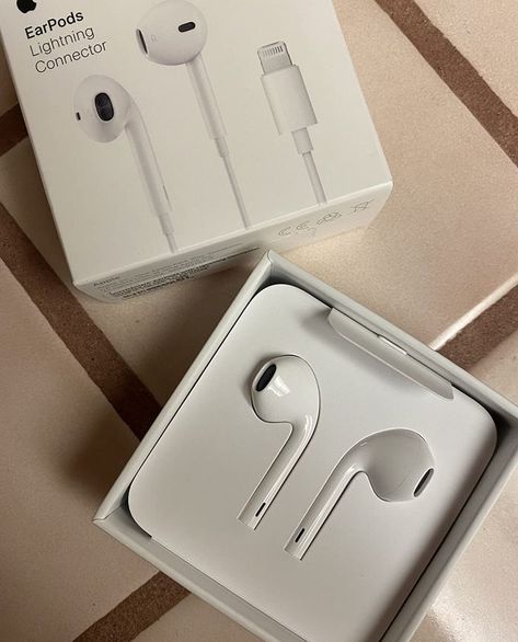 Airpods Aesthetic, Headphone Aesthetic, Aesthetic Airpods, Iphone Earbuds, Iphone Earphones, Apple Earphones, Apple Earpods, Iphone Headphones, Airpod Pro Case