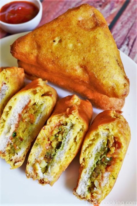 Stuffed Bread Pakoda - Bliss of Cooking Bread Pakoda, Green Chutney Recipe, Life Hacks Food, Bread Pakora, Homemade Hot Dogs, Indian Food Photography, Stuffed Bread, Pakora Recipes, Bread Snacks