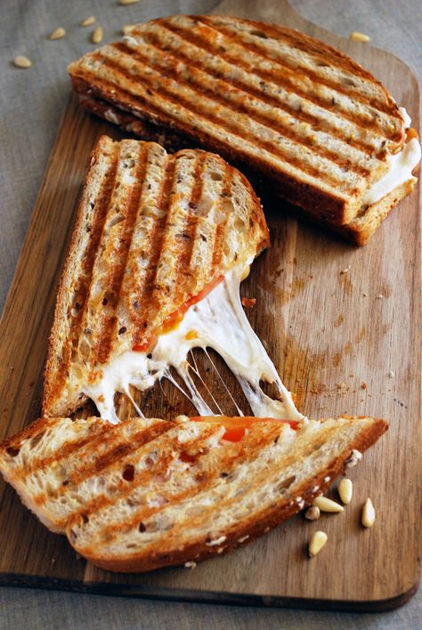 Pesto Panini, Sun Dried Tomato Pesto, Grilled Sandwiches, Panini Recipes, Plats Healthy, Panini Sandwiches, Patty Melt, Idee Pasto, Tomato Pesto