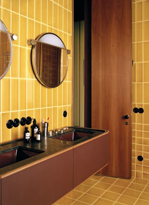 Yellow Tile Bathroom, Vintage Tegel, Yellow Bathroom, Yellow Tile, Retro Bathrooms, Yellow Bathrooms, Small Toilet, Ad Magazine, Upstairs Bathrooms