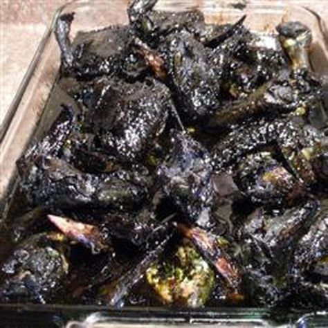 Halloween Black Bat Wings Bat Wings Chicken Recipe, Bat Wings Recipe, Gross Halloween Foods, Fun Halloween Appetizers, Fun Holiday Food, Black Food Coloring, Halloween Menu, Black Chickens, Halloween Appetizers