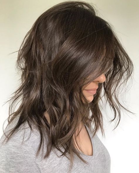 50 Medium Haircuts for Women That’ll Be Huge in 2020 - Hair Adviser Collarbone Length Hair, Messy Wavy Hair, Medium Haircuts For Women, Medium Shaggy Hairstyles, Medium Hairstyles For Women, Medium Haircut, Womens Haircuts Medium, Medium Haircuts, Medium Curly Hair Styles