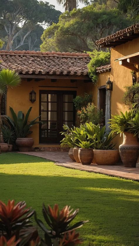 Mexican Courtyard Ideas, Small Hacienda Style Homes, Mexican House Exterior, Modern Hacienda Style Homes, Hacienda Style Homes Mexican, Spanish Backyard, Hacienda Style Home, Mexican Style House, Mexican Courtyard