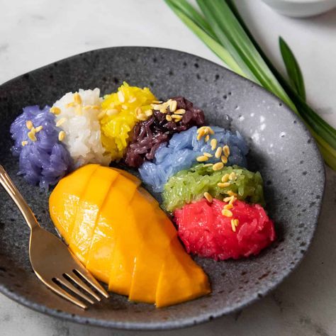 Mango Sticky Rice Recipe - Hot Thai Kitchen Vietnamese Snacks, Thai Mango Sticky Rice, Mango Sticky Rice Recipe, Sticky Rice Recipe, Thai Snacks, Sweet Sticky Rice, Golden Phoenix, Thai Mango, Laos Food