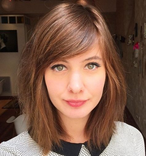 Medium Razored Haircut With Side Bangs Haircut For Big Forehead, Razored Haircuts, Kort Bob, Bangs Side, Medium Haircut, Front Bangs, Bangs Hairstyle, Side Bangs Hairstyles, Side Swept Hairstyles