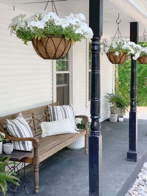 20 Cute Small Front Porch Decor Ideas - Society19 Cute Small Front Porch, Small Front Porch Decor, Farmers Porch, Front Porch Plants, Hanging Plants Outdoor, Summer Planter, Porch Bench, Porch Plants, Front Porch Decor Ideas