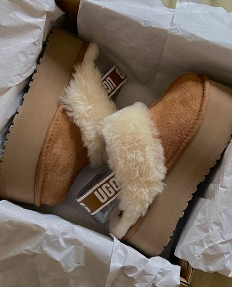 Ugg Aesthetic, Ugg Funkette, Earthy Fits, Ugg Season, Cute Uggs, Chic Tattoo, Pretty Sneakers, Work Capsule, Pretty Shoes Sneakers