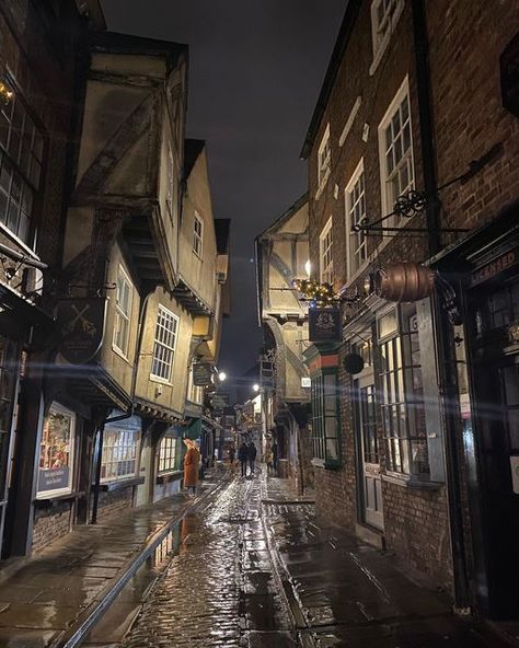 Experience Yorkshire on Instagram: "A very happy Halloween from two of the spookiest places in Yorkshire - York and Whitby 🎃 👻 The International Ghost Research Foundation declared York the most haunted city in Europe due to its bloodstained history and 500 hauntings within the city walls! Where could be more spooky than Whitby - providing the inspiration and backdrop for Bram Stoker’s legendary book - Dracula 🧛‍♂️. Visit and see if you can spot his grave in the churchyard! . . . . #hallowe Whitby Aesthetic, Gothic Cities, Ghost Town Aesthetic, Haunted House Aesthetic, Town Bloxburg, City Of Ghosts, Legendary Book, Haunted Town, Tiny Glade